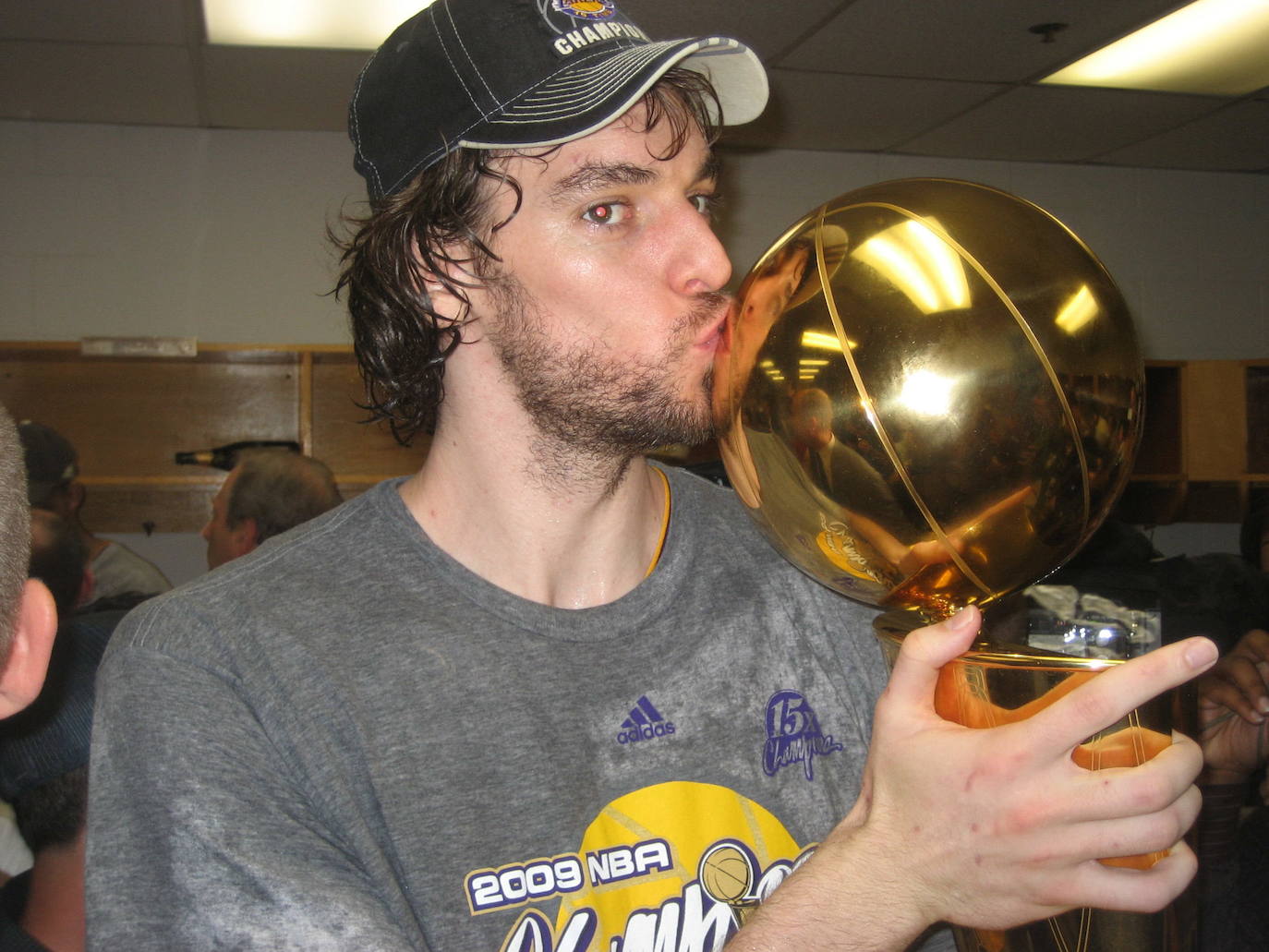 Pau Gasol besa el trofeo Larry O'Brien que acredita a su equipo como campeón, en 2009.