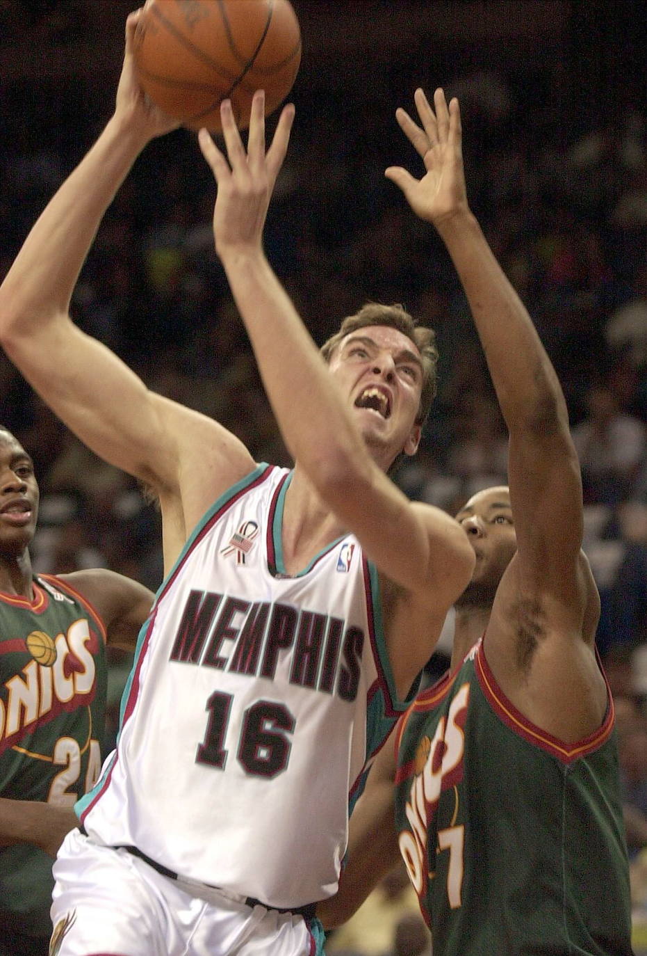 Pau Gasol, jugador del Memphis Grizzlies, durante un partido amistoso contra el Seattle SuperSonics, en octubre de 2001.