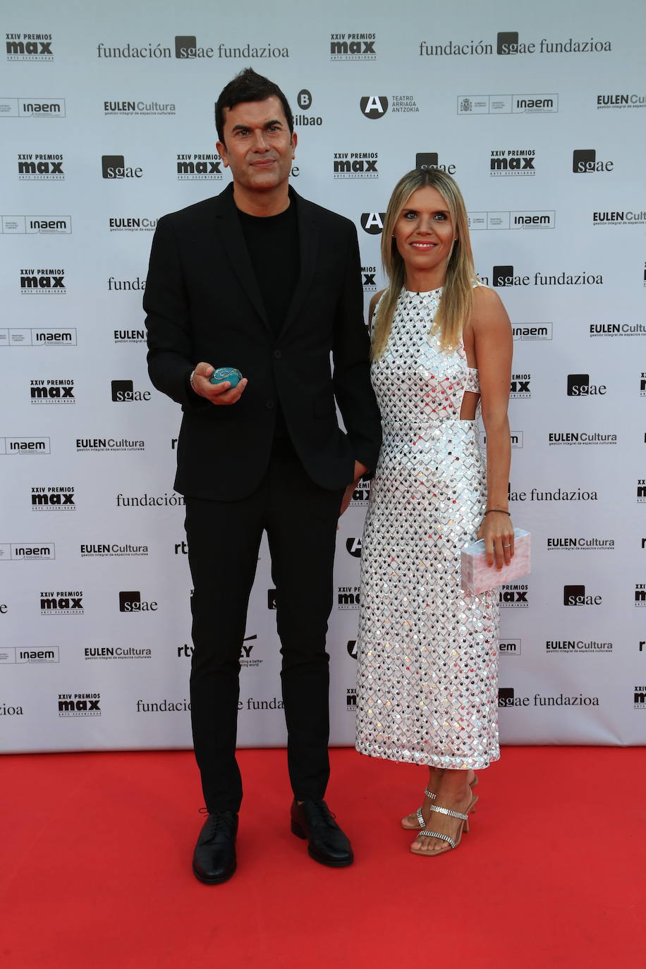 Vanesa Hernández, pareja de Luis Perdiguero, nominado a mejor diseño de iluminación por 'El lago', eligió para la noche un elegante vestido blanco con apliques plateados de la firma Rotate. También lució un bolso de mano con lentejuelas y sandalias plateadas de El Corte Inglés.