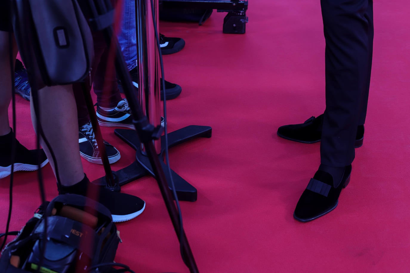 Daniel Perdiguero optó por un traje negro de la firma Les Hommes y unos zapatos de terciopelo de la firma Descuared2.