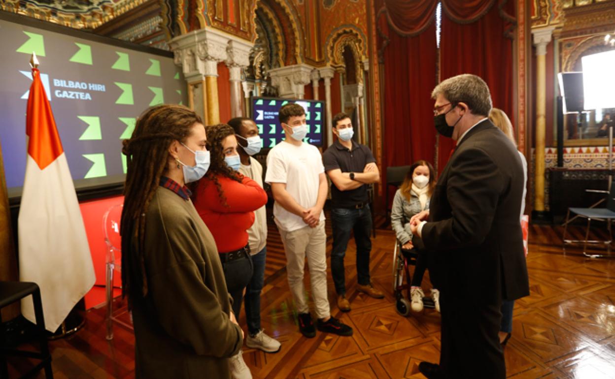 Aburto conversa con unos jóvenes durante la presentación del plan 'Bilbao Hiri Gaztea'. 