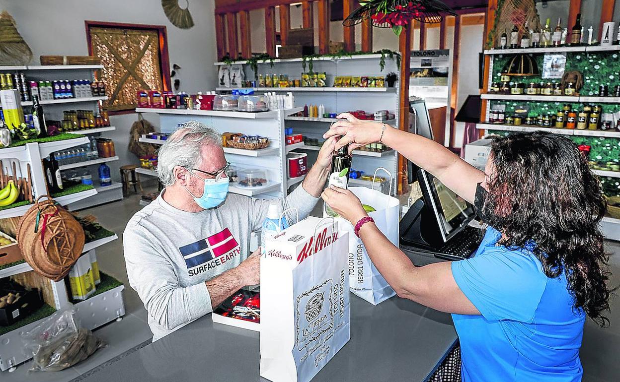 Un vecino de Peñacerrada hace su compra en el único ultramarinos del pueblo. 