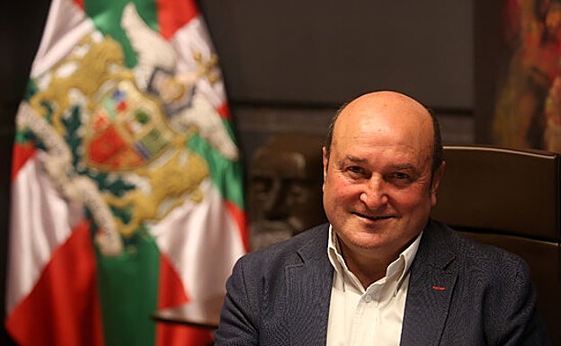 Andoni Ortuzar, en su despacho de Sabin Etxea. 