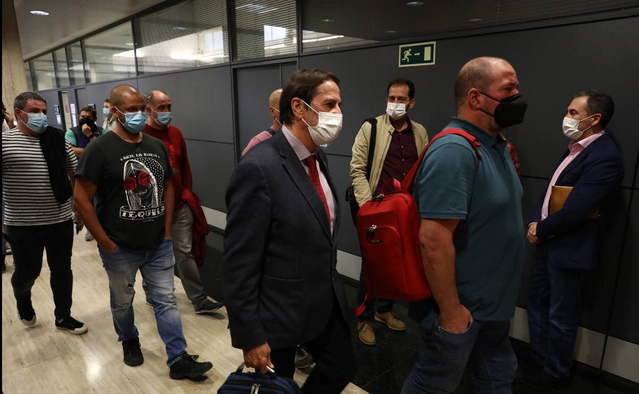 Representantes sindicales y de la empresa entran a la firma del acuerdo esta mañana en la sede del Gobierno vasco. 