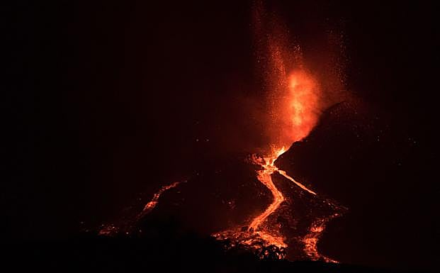 Imagen del volcán de La Palma tras el aumento de la erupción.. 