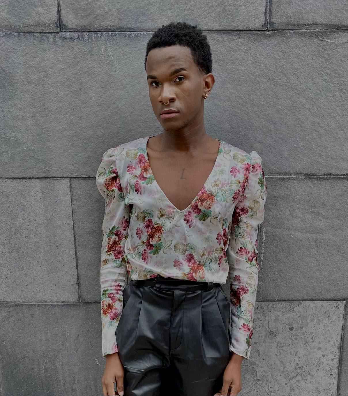 Fotos: El joven del Casco Viejo que posó con falda y tacones en la alfombra roja de los premios MAX, ¿por qué no?