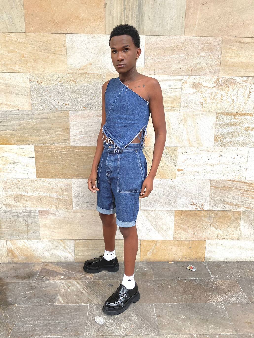 Fotos: El joven del Casco Viejo que posó con falda y tacones en la alfombra roja de los premios MAX, ¿por qué no?