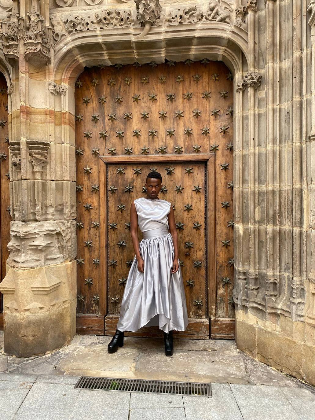 Fotos: El joven del Casco Viejo que posó con falda y tacones en la alfombra roja de los premios MAX, ¿por qué no?