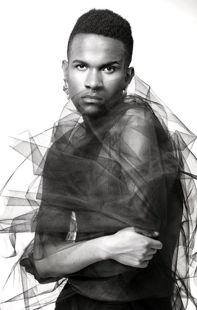 Fotos: El joven del Casco Viejo que posó con falda y tacones en la alfombra roja de los premios MAX, ¿por qué no?