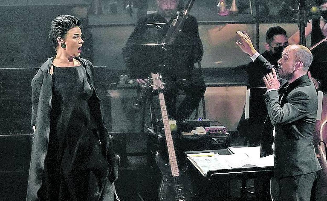 La soprano Ausrine Stundyte y el director Iker Sánchez Silva. 