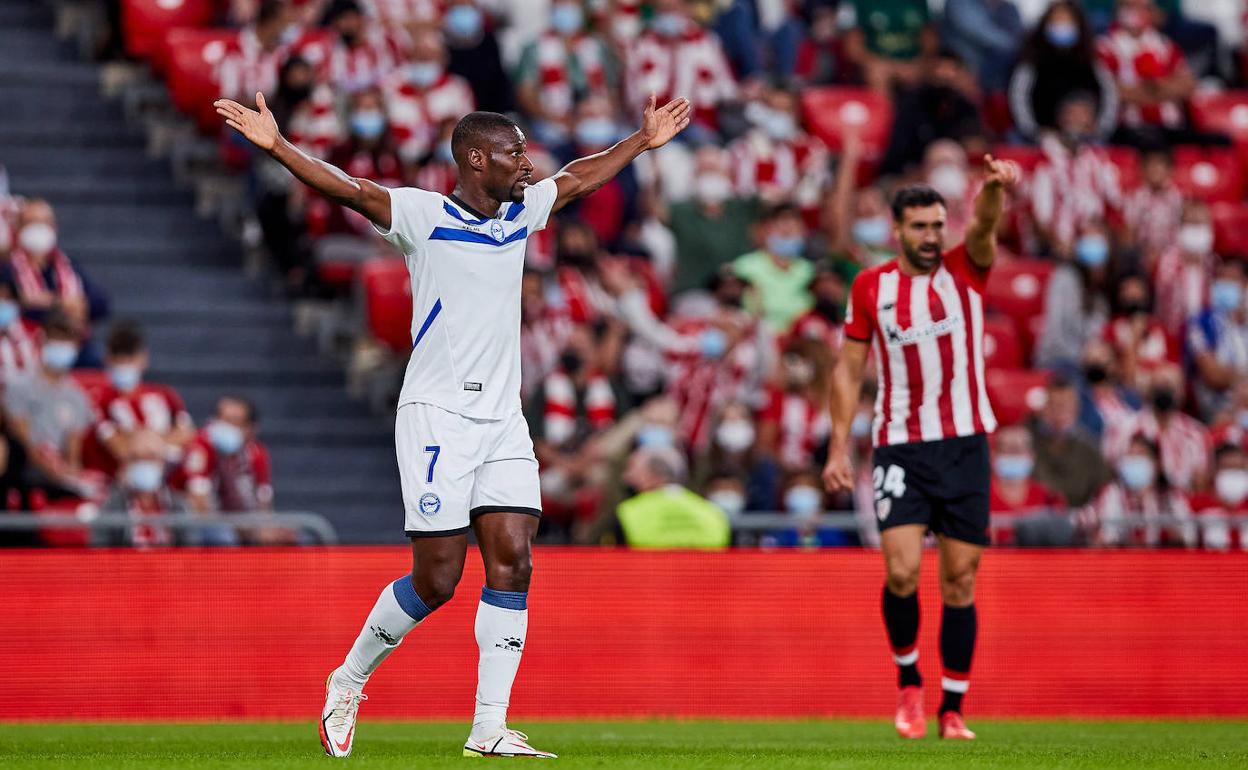 Sylla protesta en el derbi del viernes en San Mamés. 