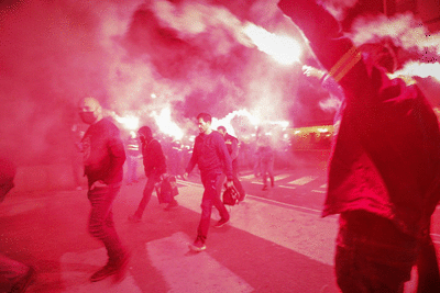 Los trabajadores volvieron al trabjo bajo un pasillo de bengalas. 