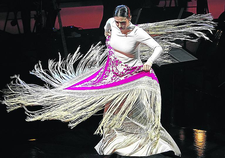 La bailaora bilbaína Adriana Bilbao ondeó su mantón. 