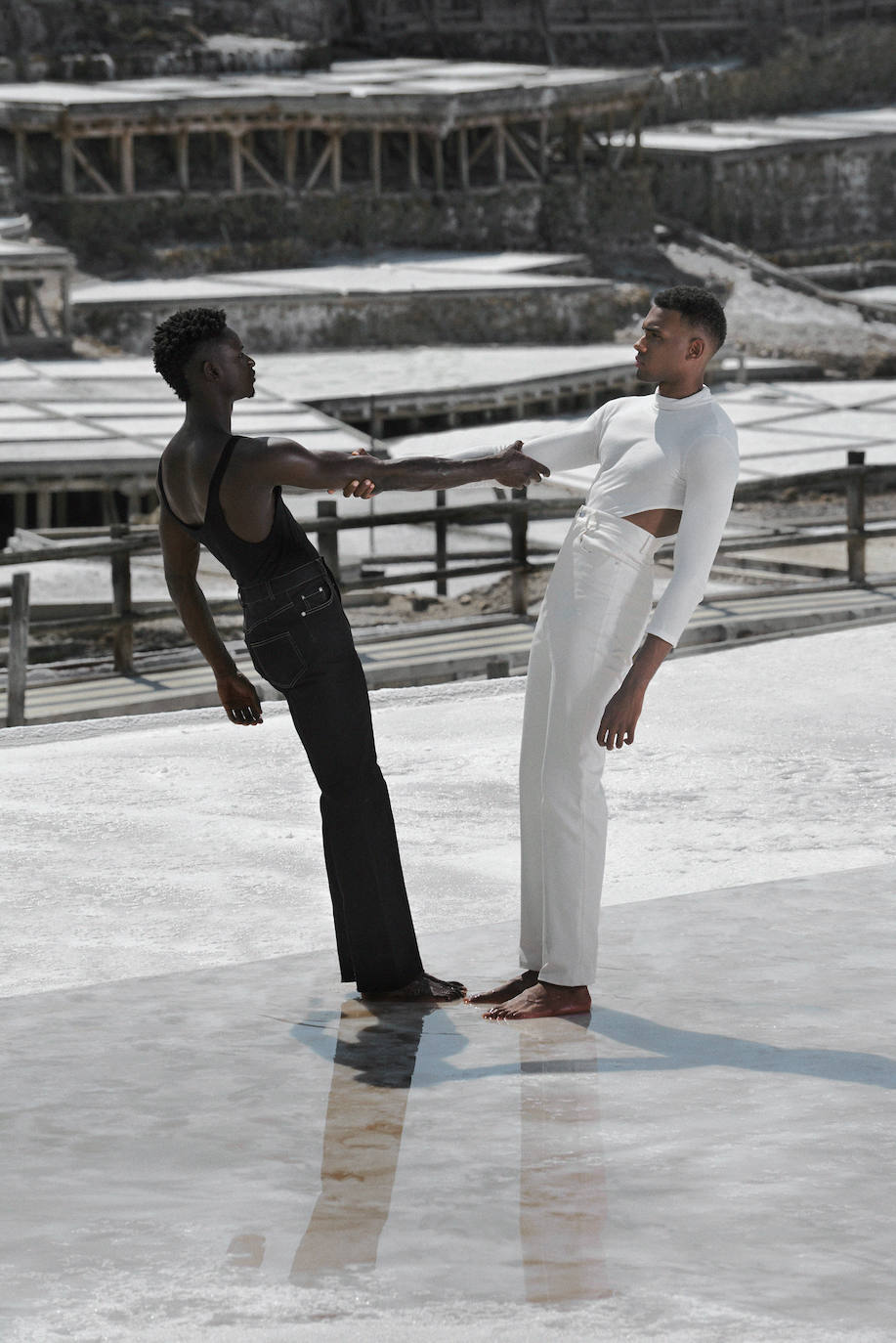 Diseño: Carlota Barrera. Videógrafa: María Zabala. Modelos: Berly Matansio y Gilbert Kosi. Estilista: Cristina Moyano. Maquilladora: Alba Herrera. Asistente de estilismo: Ibai Lobato. Asistente de fotografía: Aingeru Carrera.