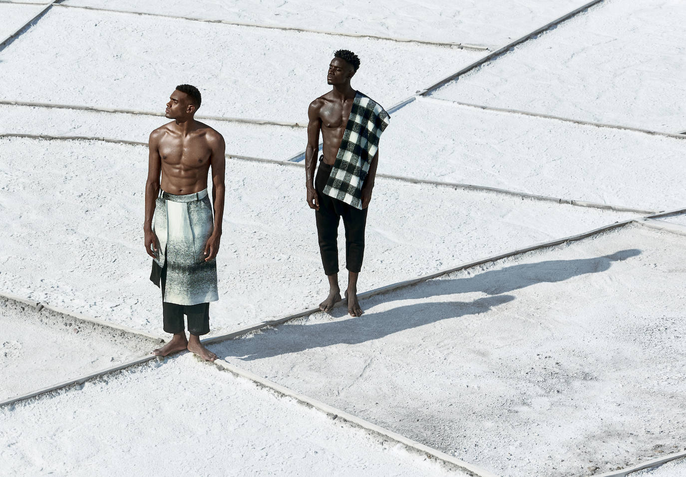 Diseño: Eñaut. Videógrafa: María Zabala. Modelos: Berly Matansio y Gilbert Kosi. Estilista: Cristina Moyano. Maquilladora: Alba Herrera. Asistente de estilismo: Ibai Lobato. Asistente de fotografía: Aingeru Carrera.