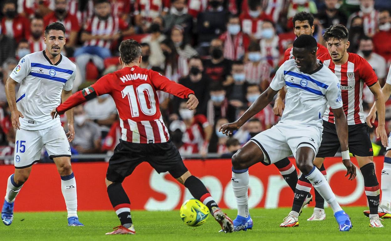 Loum pugna con Muniain en el derbi ante el Athletic, con Toni Moya atento a la continuidad. 