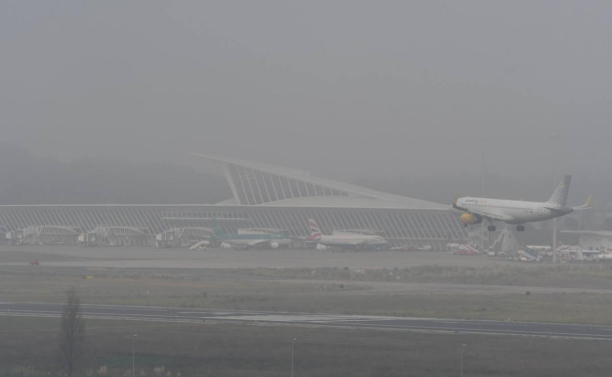 Un avión aterriza en Loiu en un día de niebla. 