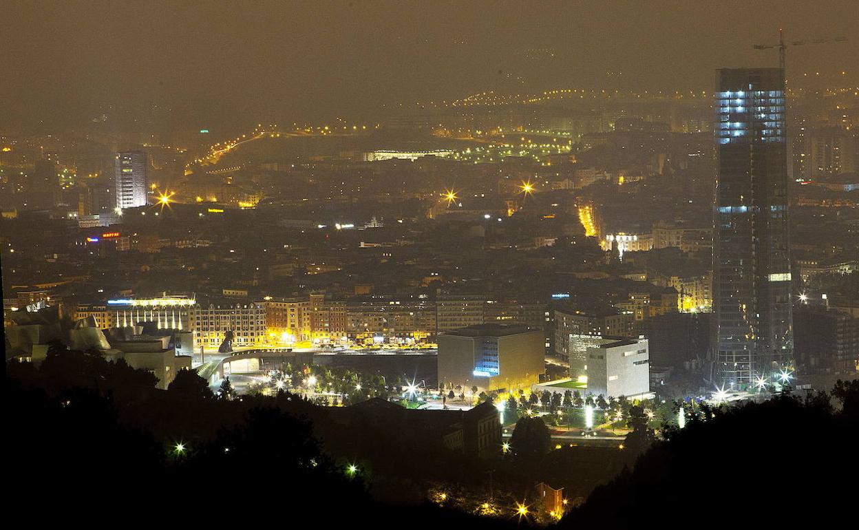 Vista nocturna de Bilbao envuelto en una neblina. 