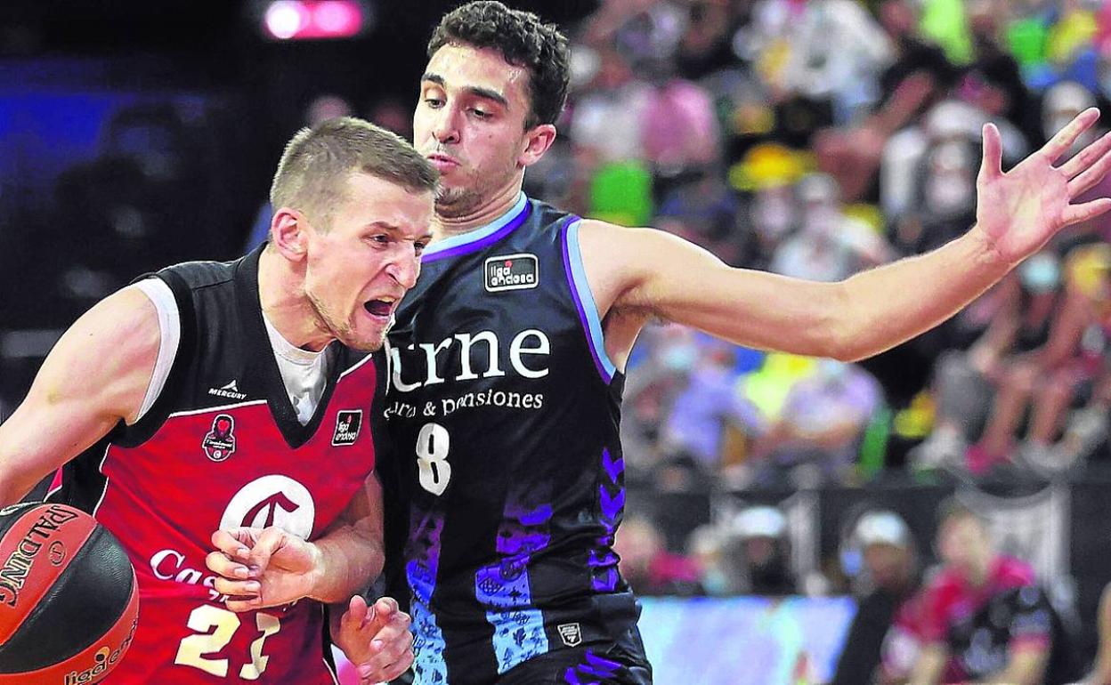 Álex Reyes defiende a Adam Wacynski, del Casademont Zaragoza. 