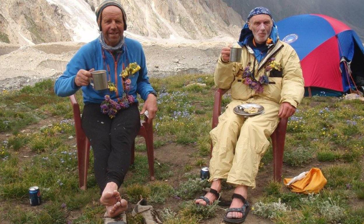 Sandy Allan eta Rick Allen Nanga Parbatean mazeno ertza osatu ondoren.