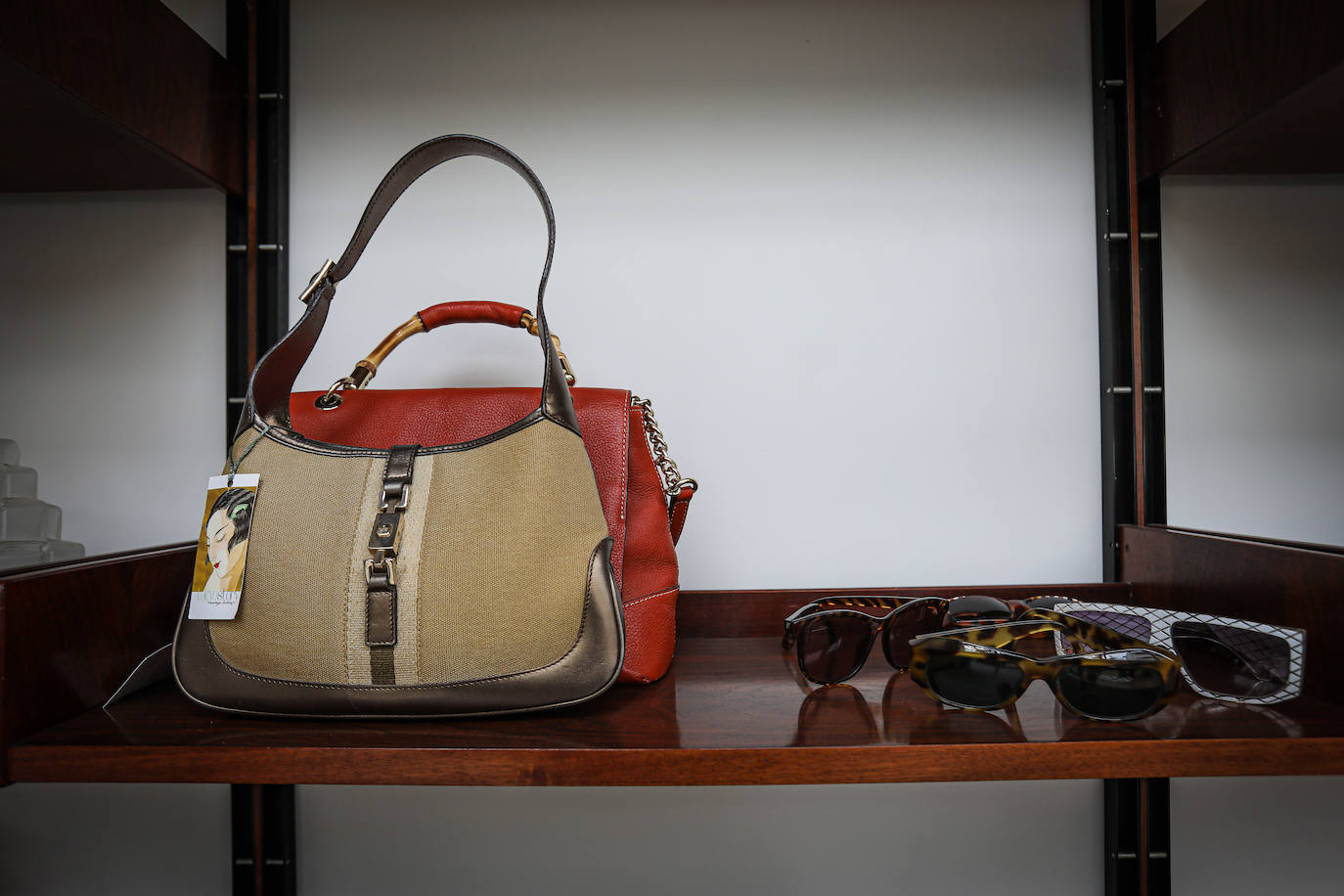 Fotos: Bolsos de Loewe, ropa de Dior y muebles de los 70: todo en la nueva tienda &#039;vintage&#039; de esta pareja en Olabeaga