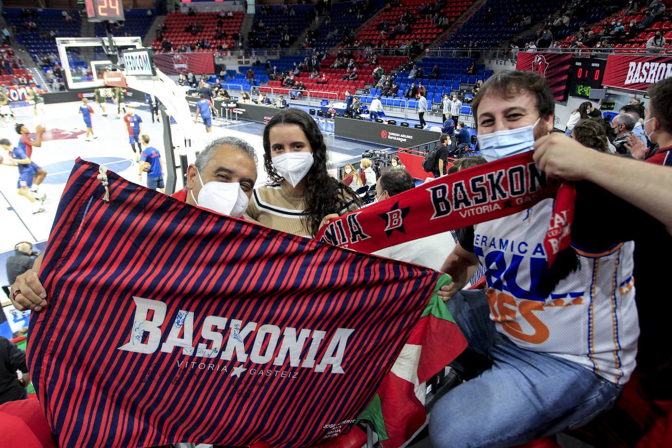 Fotos: Ambientazo en el Buesa en el regreso de la Euroliga con público