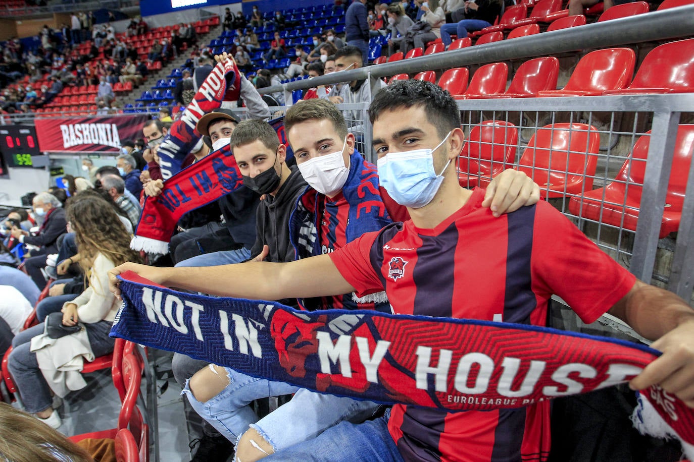 Fotos: Ambientazo en el Buesa en el regreso de la Euroliga con público