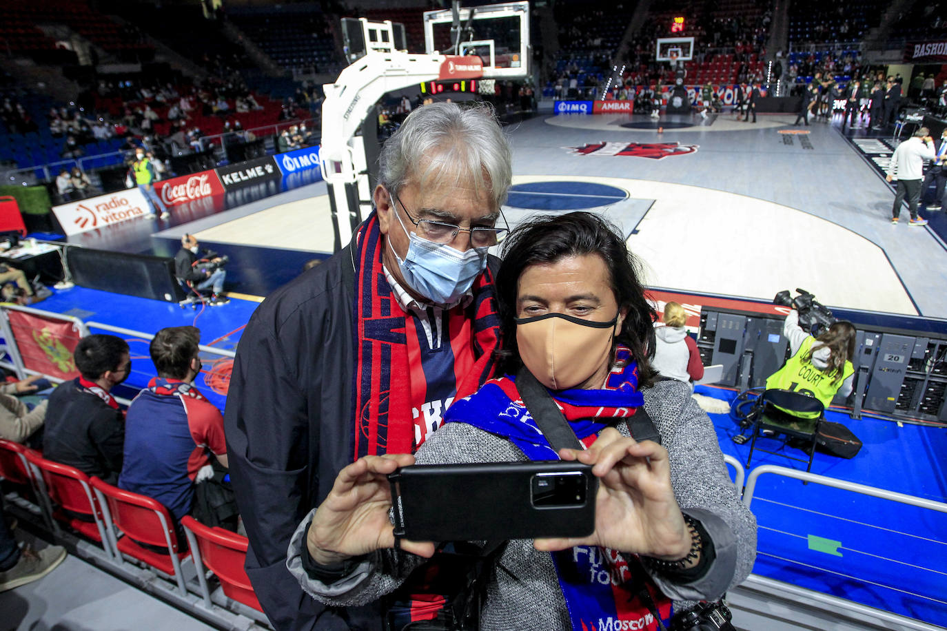 Fotos: Ambientazo en el Buesa en el regreso de la Euroliga con público