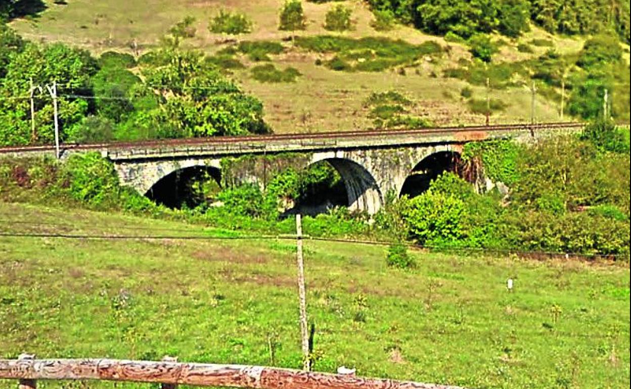 El puente cruza el Nervión a la altura de Saratxo. 