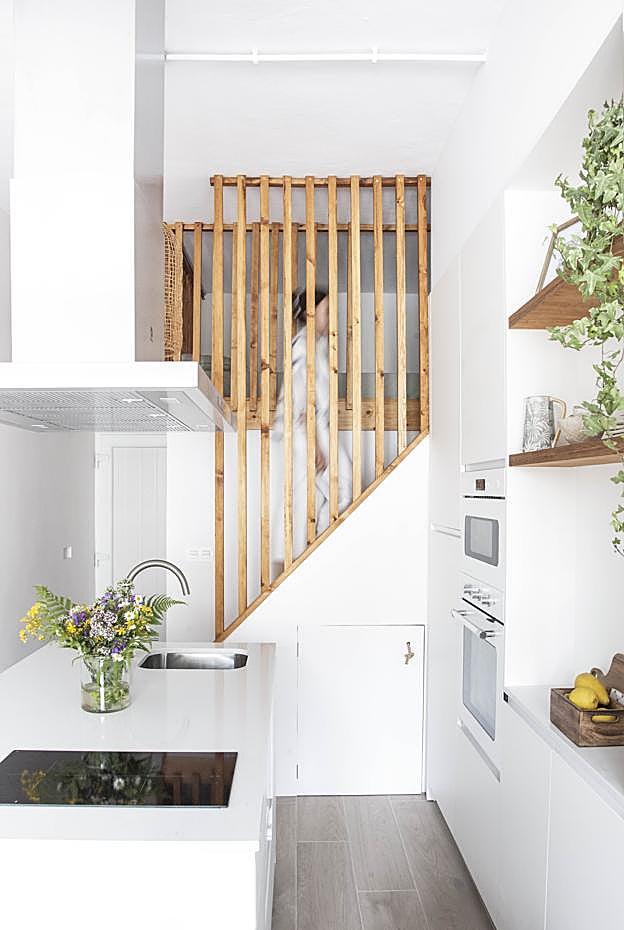 Pisos en Bizkaia - Zona de la cocina y solución panelada que oculta las escaleras