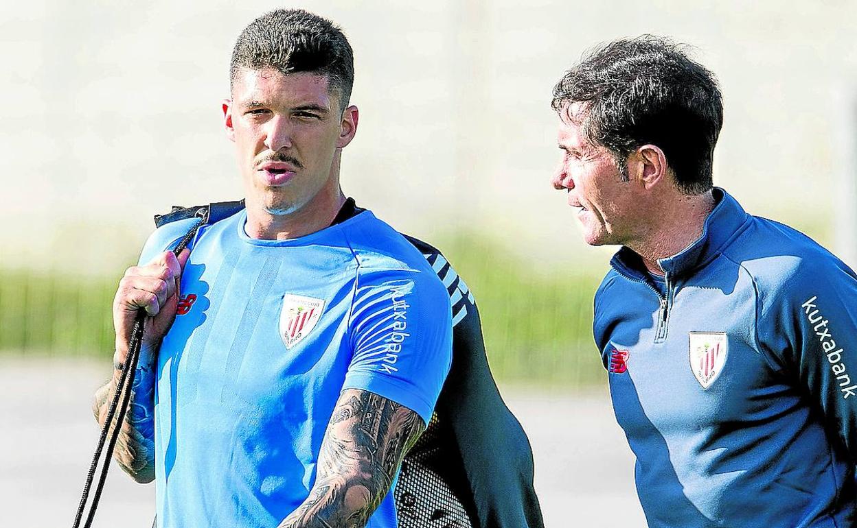 Ander Capa, junto a Marcelino en un entrenamiento en Lezama. 