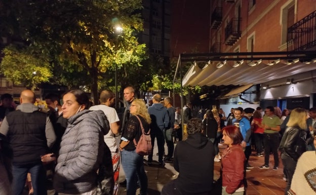 Los veinos de la localdiad disfrutaron de la noche en el exteirior de los bares. 