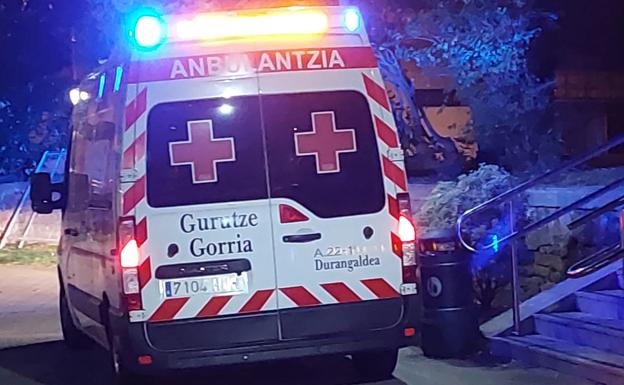 Ambulancia junto a la plaza de Ezkurdi para atender un aviso por la ingesta de alcohol. 