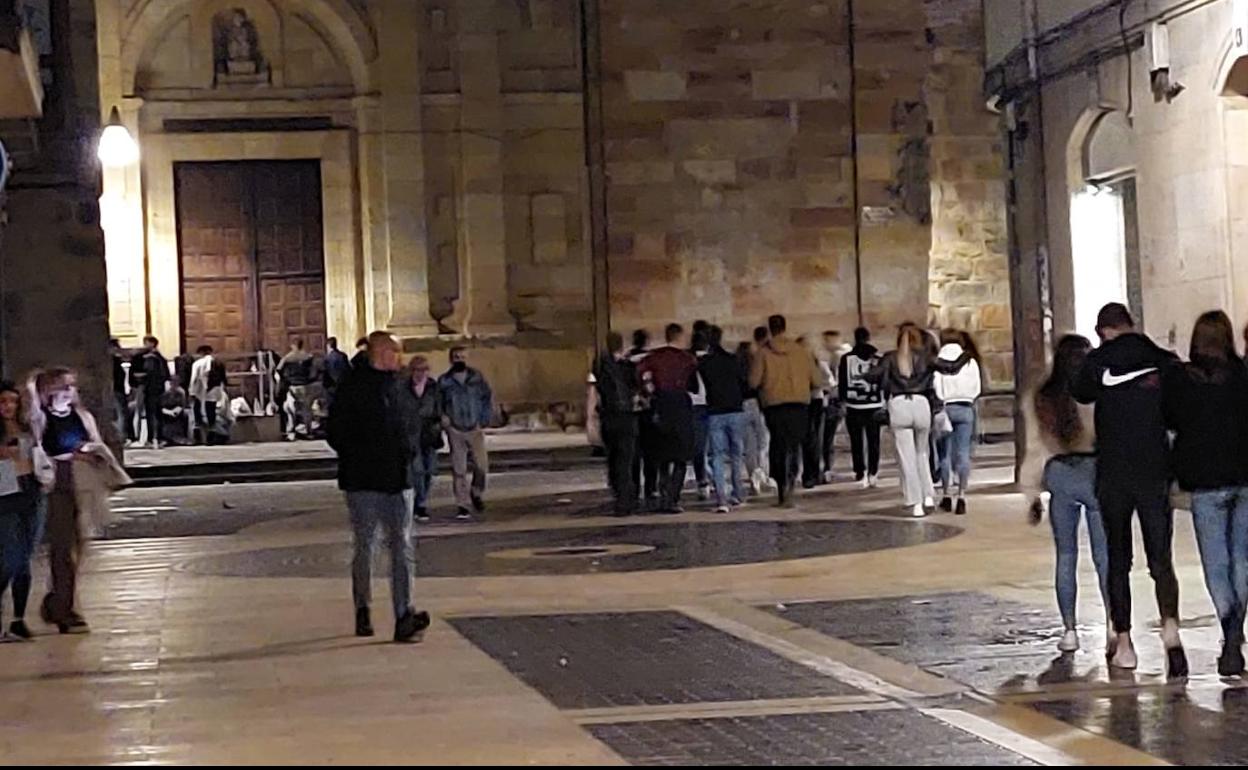 El pórtico de Santa María fue uno de los sitios más frecuentados anoche para la práctica del botellón. 