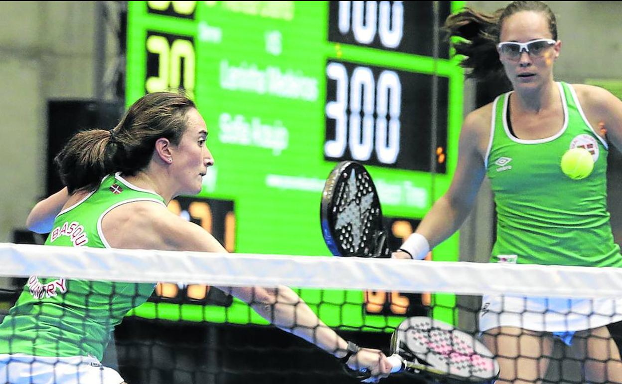 Las representantes del equipo vasco durante la final ante Portugal.