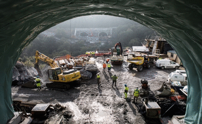 Trabajos de encofrado en las aceras de uno de los túneles.