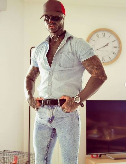 Fotos: The Black Alien hace turismo en Bizkaia