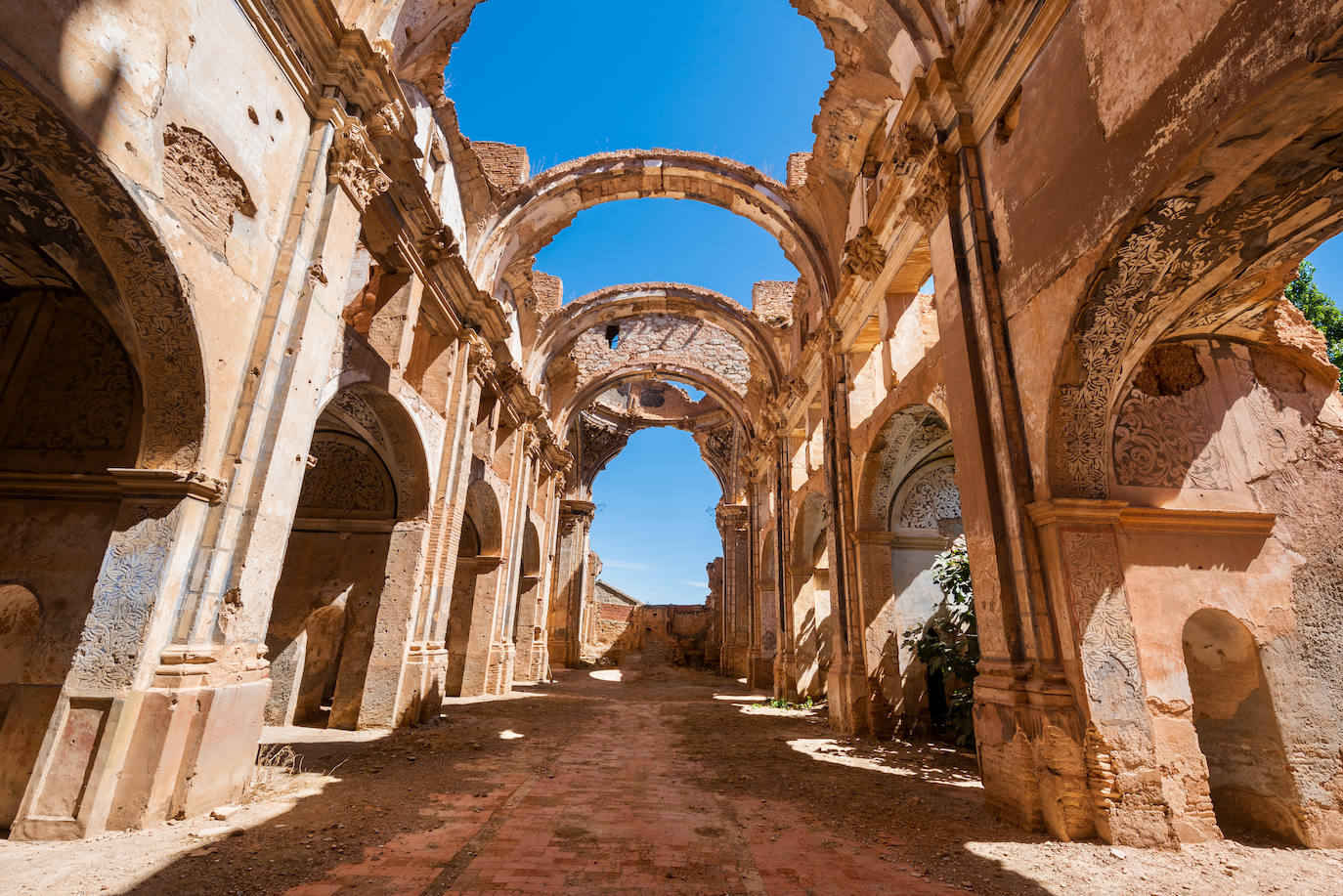 Belchite, Zaragoza. El pueblo viejo se abandonó tras ser asolado durante la Guerra Civil. Ha servido de escenario para multitud de producciones audiovisuales. Schwarzenegger rodó hasta un anuncio de videojuegos. Se ha hecho tan famoso que solo se pueden ir mediante una visita guiada.