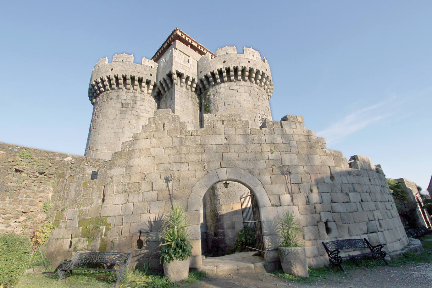 Granadilla, Cáceres. Es una antigua villa amurallada de origen feudal que fue desalojada en los años 50 del siglo pasado al ser terreno inundable del embalse de Gabriel y Galán. En 1980 fue declarado Conjunto Histórico Artístico y en 1984 entró en el programa estatal de rehabilitación de pueblos abandonados. Hoy se hacen visitas guiadas. En la imagen, su castillo, del siglo XIII.