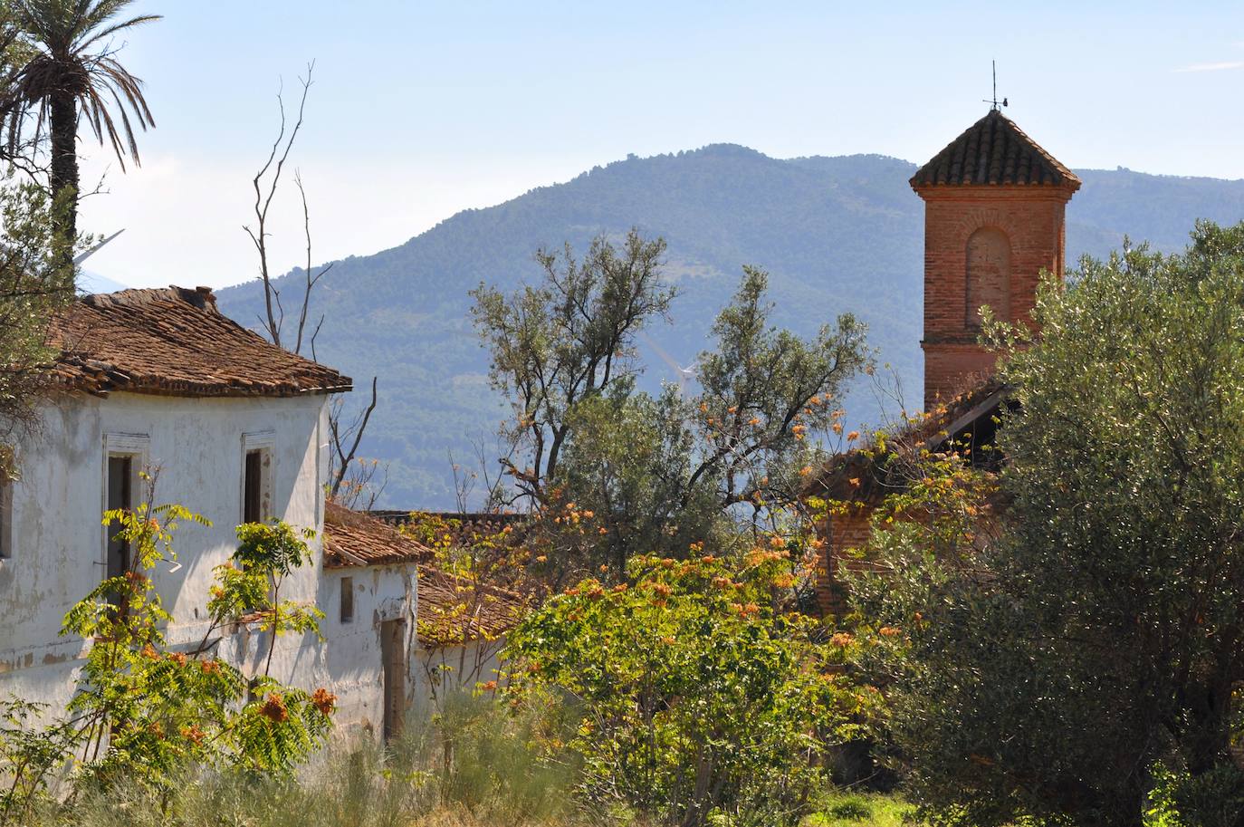 Tablate, Granada. Este pueblo comenzó a quedarse sin vecinos a partir de 1960 hasta que en 1990 quedó despoblado totalmente. Destaca su iglesia de Santiago, que se construyó en el siglo XVI, a la que se añadió un campanario en el siglo XVII. También tiene una torre fortaleza situada a unos cien metros al oeste y con unas espectaculares vistas sobre el barranco que da nombre a la población (o viceversa).