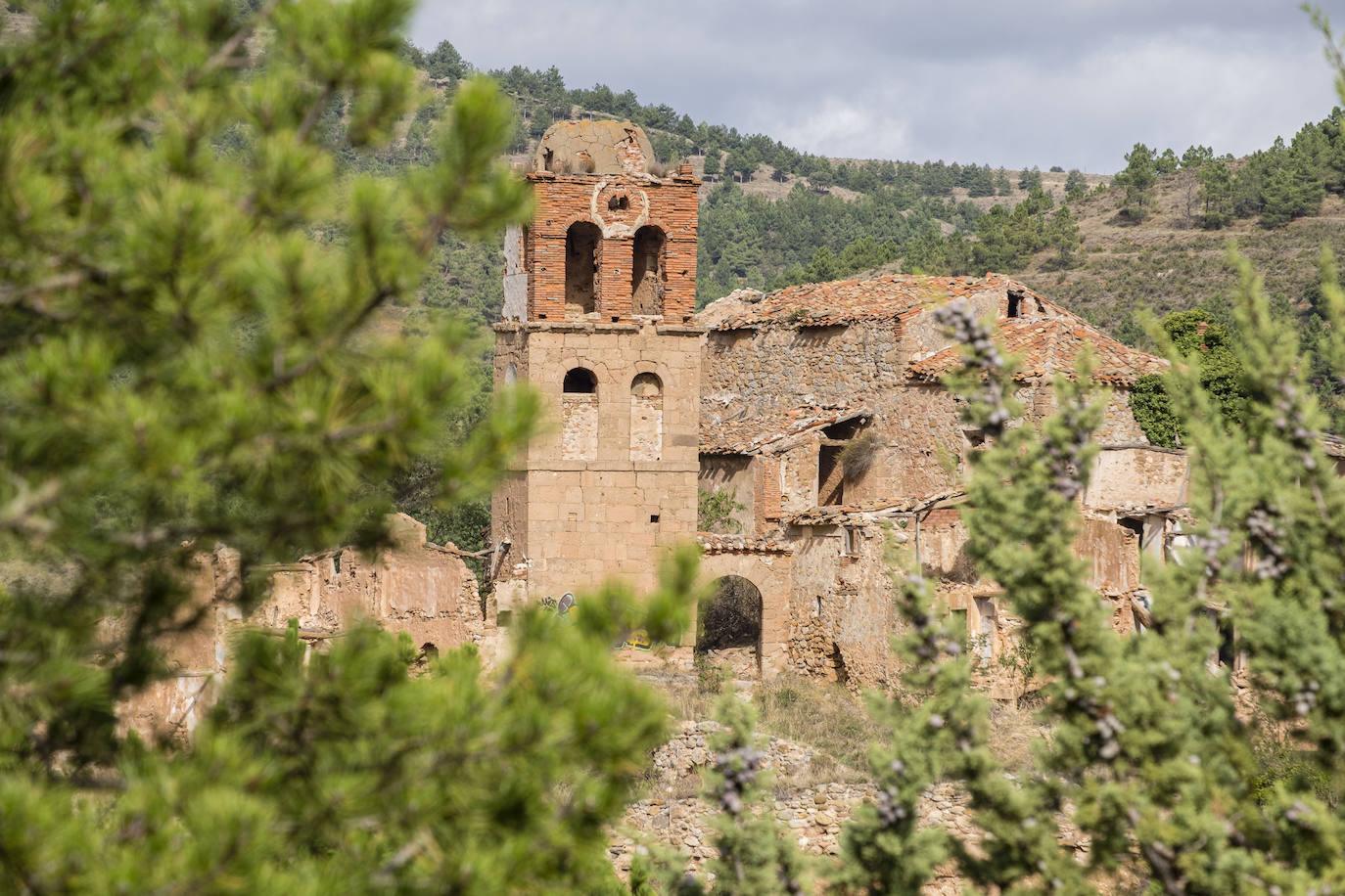 Turruncún, La Rioja. Es una aldea que quedó deshabitada en 1975 y pertenece al municipio de Arnedo. Está en la llamada 'Ruta de los dinosaurios' y tiene un área recreativa con barbacoas. El subsuelo del pueblo cuenta con pequeñas despensas y bodeguillas en desuso. La iglesia todavía da sensación de robustez, como se ve en esta imagen.