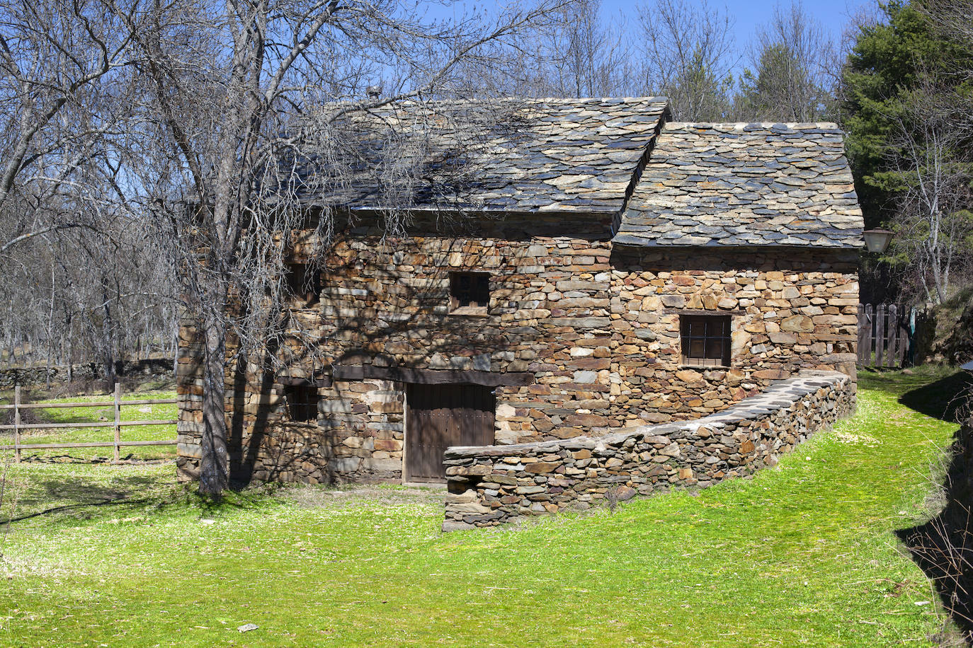 Umbralejo, Guadalajara. Fue expropiado por el Instituto para la Conservación de la Naturaleza (ICONA) en 1971 y desde entonces está deshabitado, aunque fue rehabilitado por el programa estatal para este tipo de pueblos que se puso en marcha en 1984. Gracias a él, hoy se conservan las edificaciones autóctonas del casco urbano, hechas con barro y pizarra.