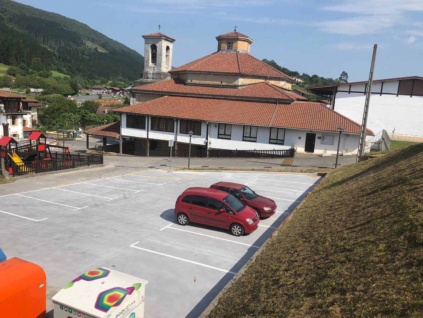 Imagen del núcleo urbano de Murueta, en el barrio Elizalde, con su iglesia al fondo. 