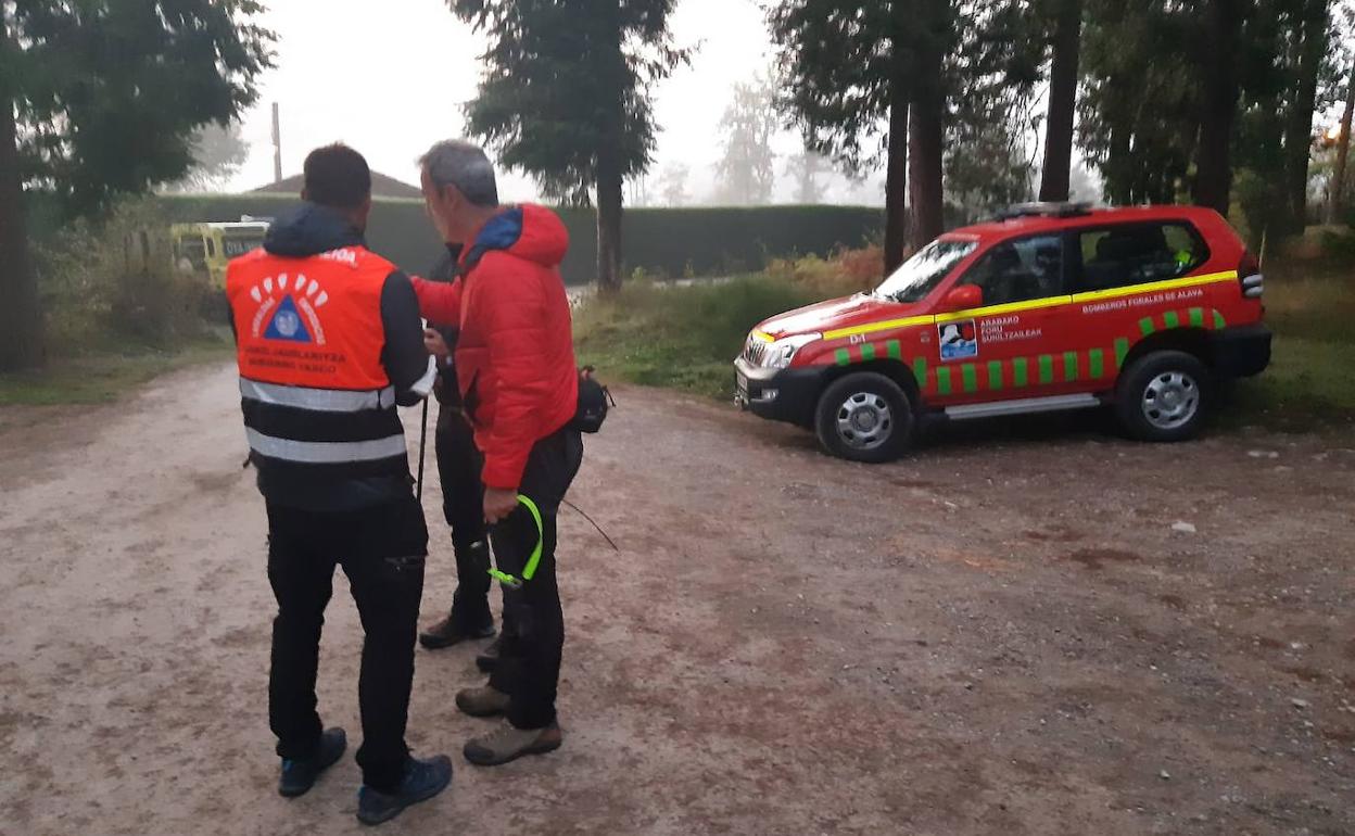 Efectivos de la Ertzaintza, Cruz Roja, DYA o bomberos de Álava participan en el operativo de búsqueda.