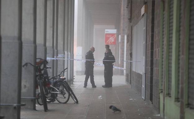 Varios ertzainas custodian el acceso al portal donde se han producido los hechos..