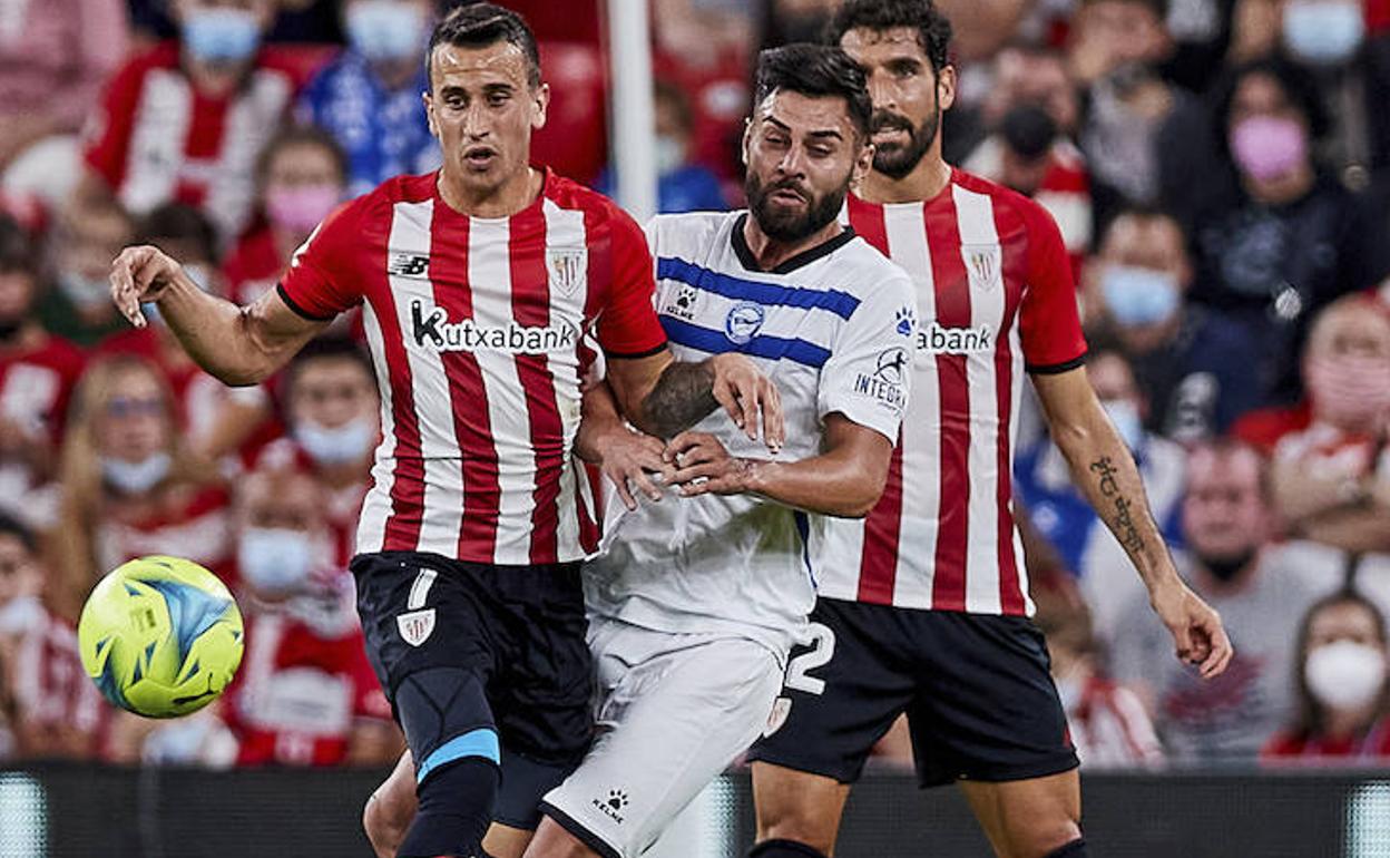 Duarte intenta adelantarse a Berenguer para atrapar un balón en el derbi ante el Athletic. 