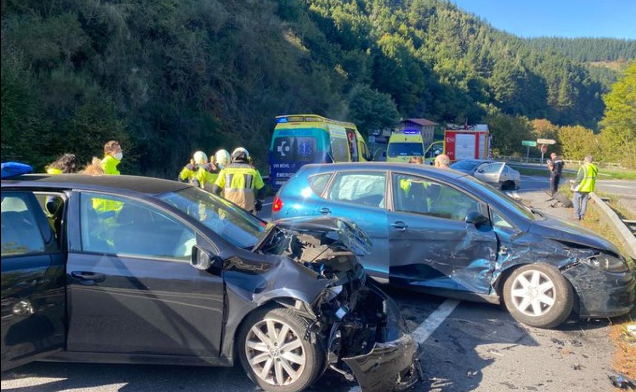 Dos conductores trasladados al hospital de Galdakao tras el choque de tres coches en Arrankudiaga