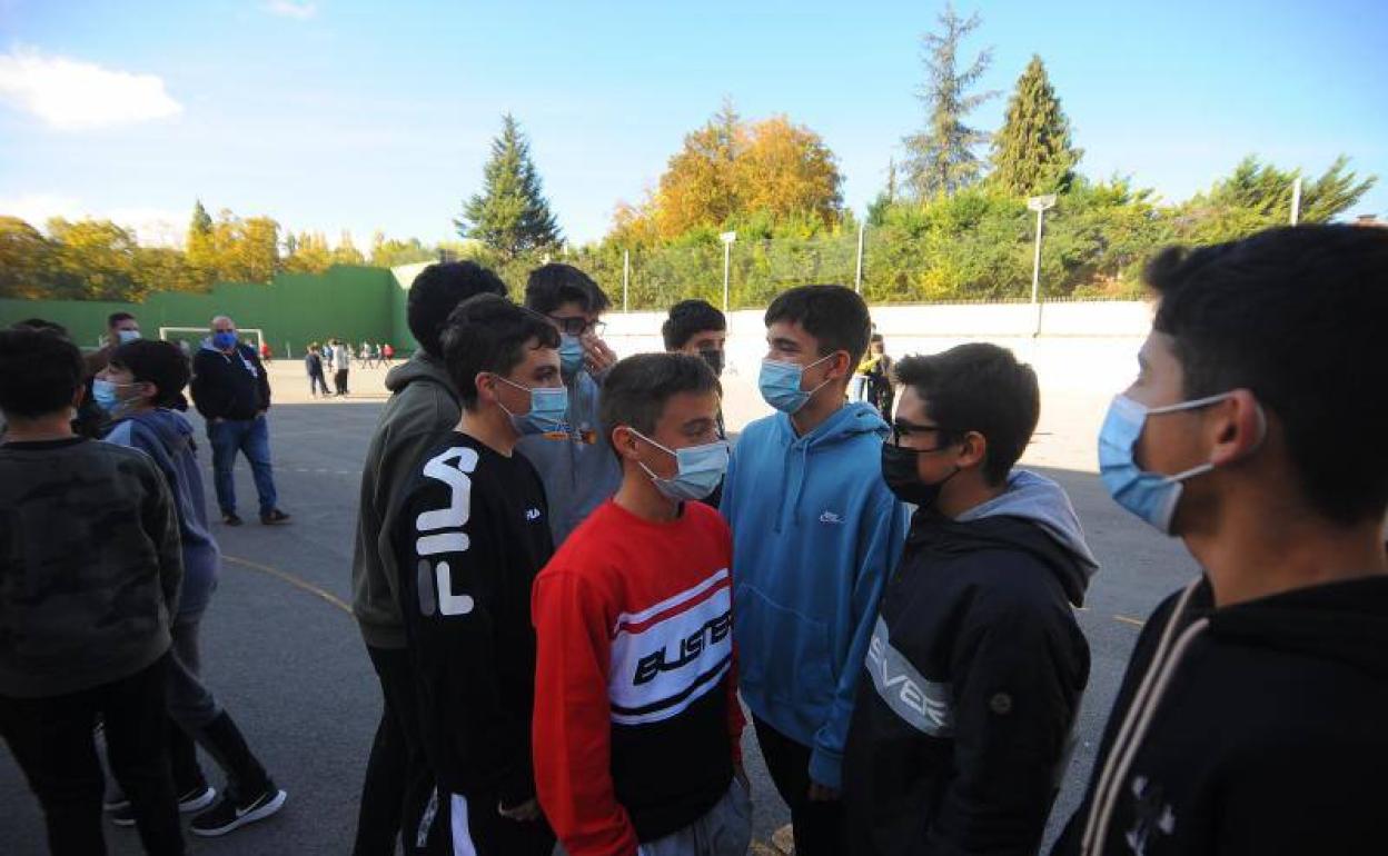 Alumnos de Secundaria del colegio Corazonistas esta mañana en el patio.