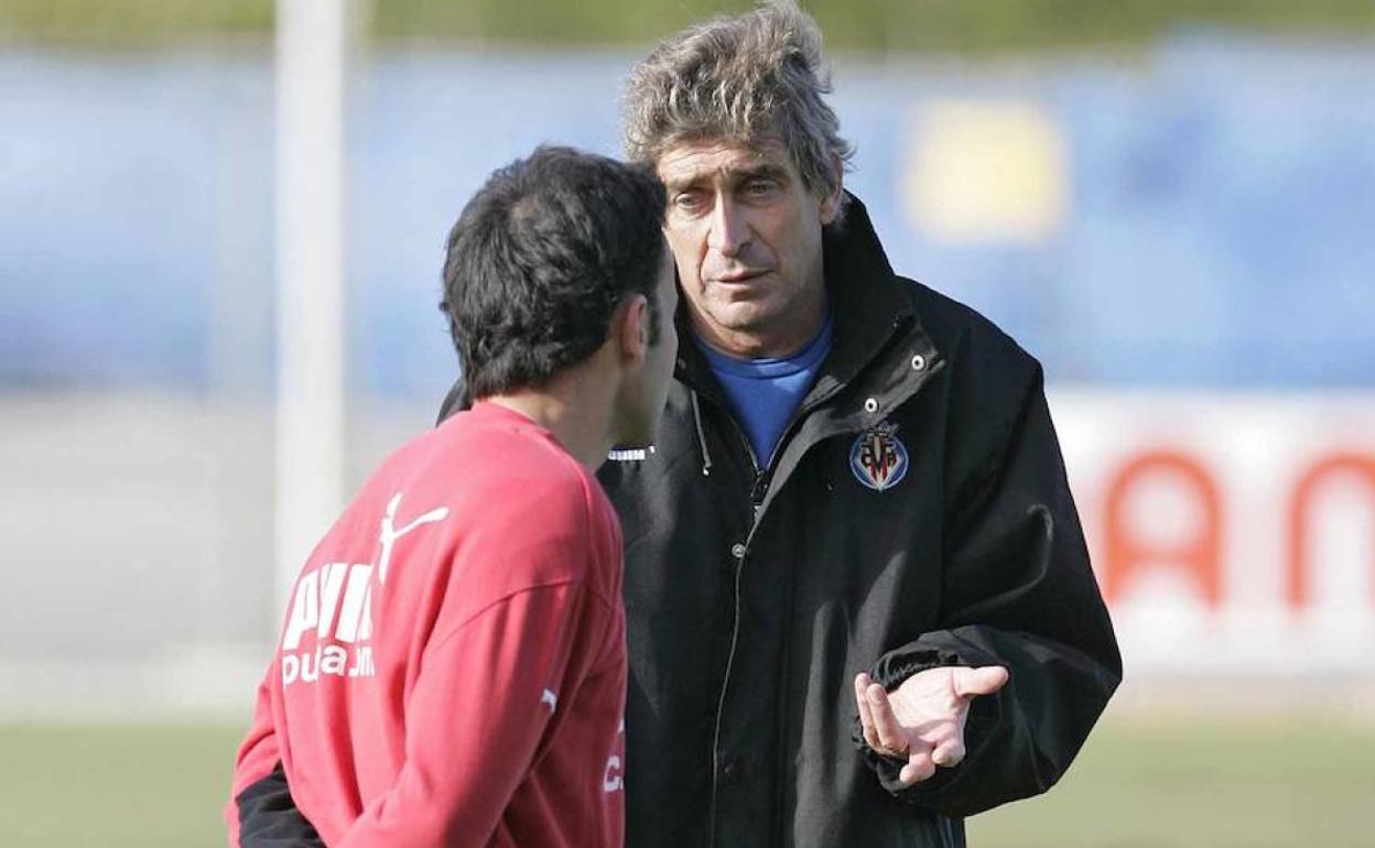 Pellegrini y Calleja charlan durante su etapa común en el Villarreal. 