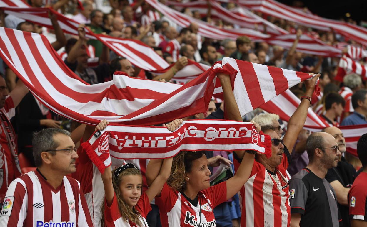 Aficionados en San Mamés en un partido previo a la pandemia.